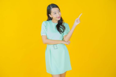 Portre güzel Asyalı kadın gülümsüyor. Renkli arka planda hareket var.