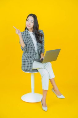 Asyalı güzel bir kadının portresi bilgisayarla izole edilmiş arka planda gülümsüyor.