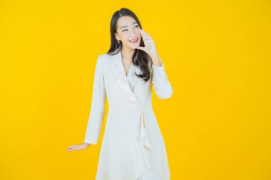 Portre güzel Asyalı kadın gülümsüyor. Renkli arka planda hareket var.