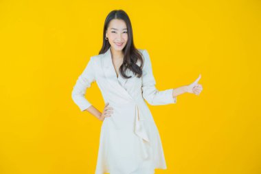 Portre güzel Asyalı kadın gülümsüyor. Renkli arka planda hareket var.