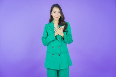 Portre güzel Asyalı kadın gülümsüyor. Renkli arka planda hareket var.