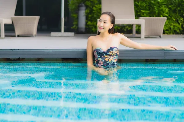 Porträtt Vacker Ung Asiatisk Kvinna Koppla Leende Runt Utomhus Pool — Stockfoto