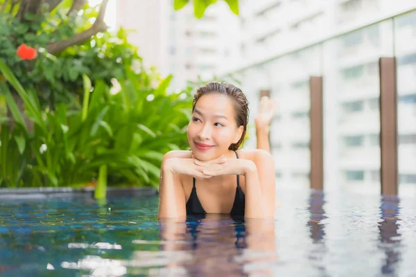 Retrato Bonito Jovem Asiático Mulher Sorriso Relaxar Lazer Torno Piscina — Fotografia de Stock