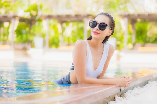 Retrato Bonito Jovem Asiático Mulher Relaxar Sorriso Lazer Redor Piscina — Fotografia de Stock