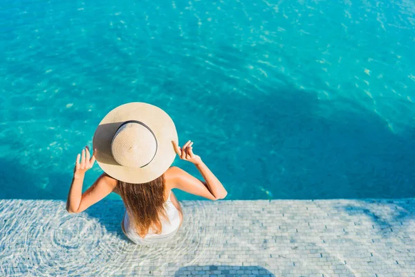 Retrato Bonito Jovem Asiático Mulher Sorriso Relaxar Lazer Redor Piscina — Fotografia de Stock