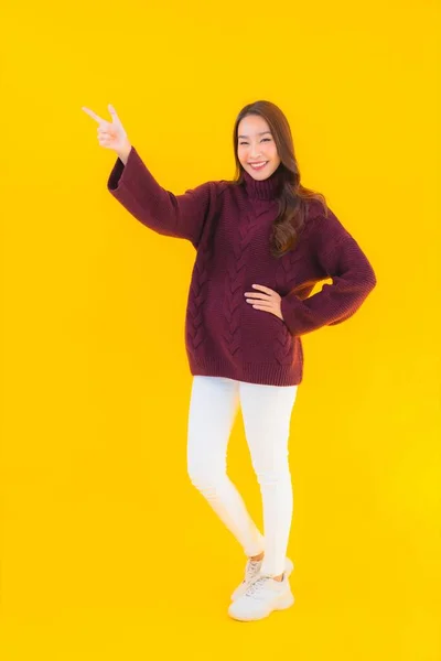 Portret Mooie Jonge Aziatische Vrouw Glimlach Gelukkig Andere Actie Geel — Stockfoto