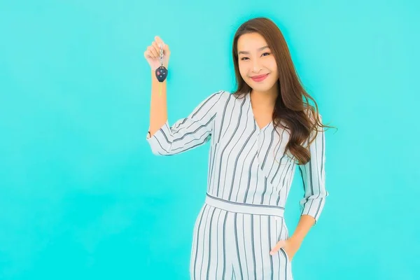 Porträt Schöne Junge Asiatische Frau Mit Autoschlüssel Auf Blauem Hintergrund — Stockfoto
