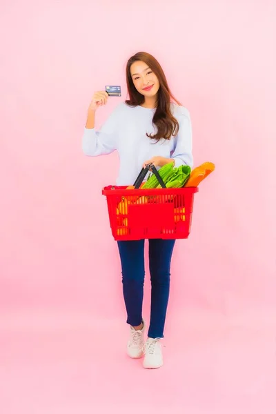 Retrato Bela Jovem Mulher Asiática Com Fruta Vegetal Mercearia Cesta — Fotografia de Stock
