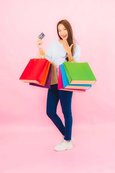 色彩艳丽的年轻亚洲女人 背景粉色 购物袋色彩艳丽 — 图库照片