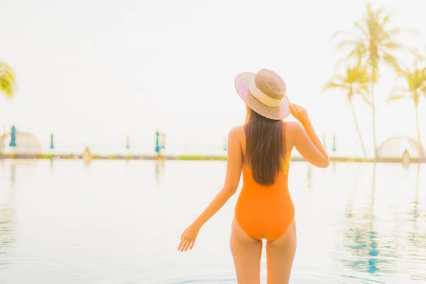 Retrato Bonito Jovem Asiático Mulher Relaxar Sorriso Lazer Redor Piscina — Fotografia de Stock