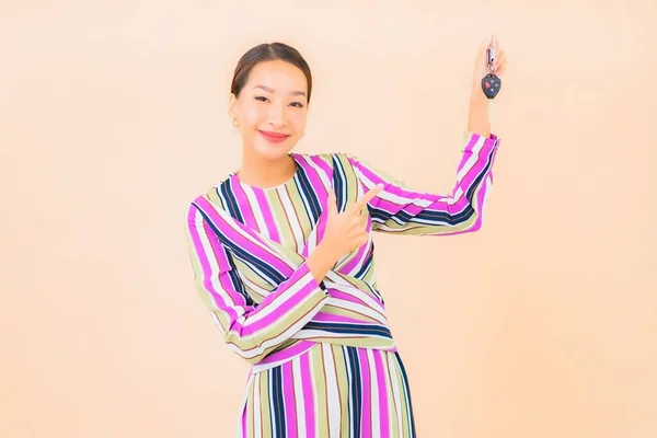Retrato Hermosa Joven Asiática Mujer Mostrar Coche Llave Color Fondo — Foto de Stock