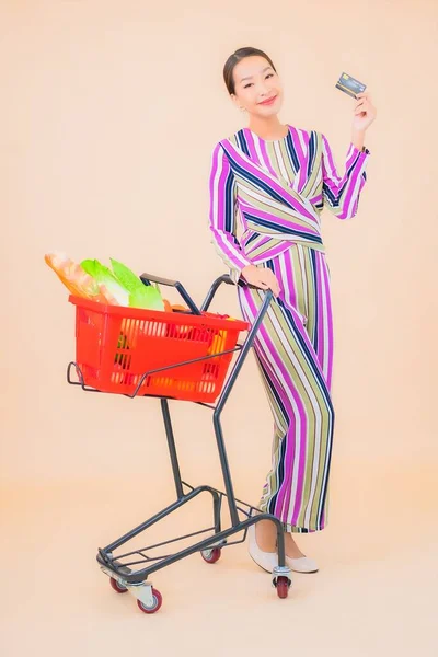 Marketten Aldığı Alışveriş Sepetiyle Güzel Bir Asyalı Kadının Portresi Renkli — Stok fotoğraf