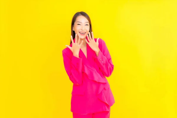 Portret Mooie Jonge Aziatische Vrouw Glimlach Actie Gele Kleur Achtergrond — Stockfoto