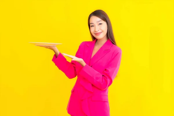 Retrato Bela Jovem Asiática Mulher Com Placa Prato Cor Amarela — Fotografia de Stock