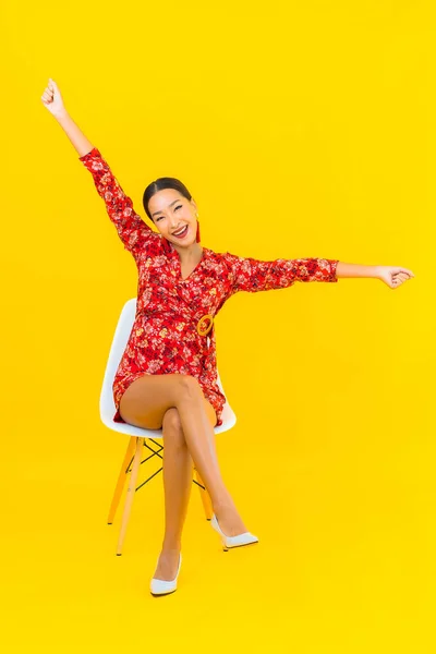 Portret Mooie Jonge Aziatische Vrouw Met Slimme Mobiele Telefoon Zitten — Stockfoto
