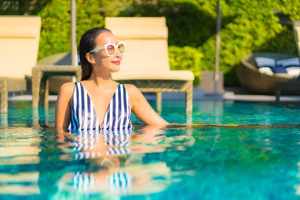 Güzel bir Asyalı kadın portresi. Rahatlayın. Tatilde tatil yaparken dinlenin.