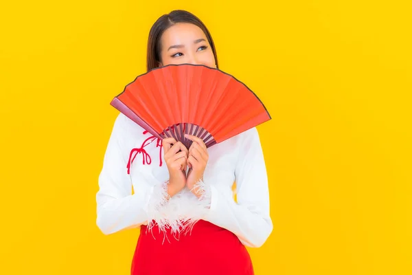Retrato Hermosa Joven Mujer Asiática Con Sobres Rojos Letra Sobre —  Fotos de Stock
