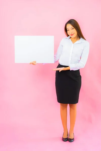 Retrato Hermosa Mujer Asiática Joven Mostrar Cartelera Blanca Vacía Sobre — Foto de Stock