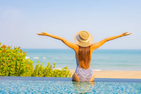 Retrato Hermosa Joven Asiática Mujer Relajarse Sonrisa Disfrutar Ocio Alrededor — Foto de Stock