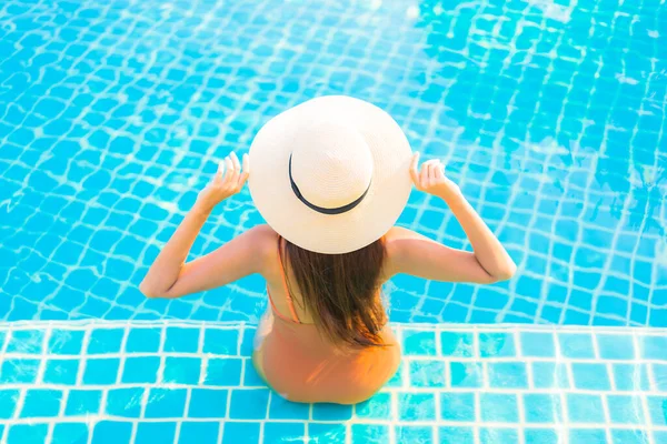 Retrato Hermosa Joven Mujer Asiática Relajarse Sonrisa Ocio Alrededor Piscina —  Fotos de Stock