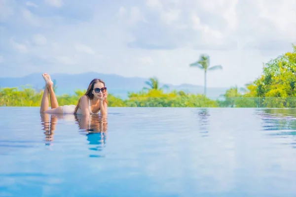 Portrait Belle Jeune Femme Asiatique Profiter Autour Piscine Extérieure Avec — Photo