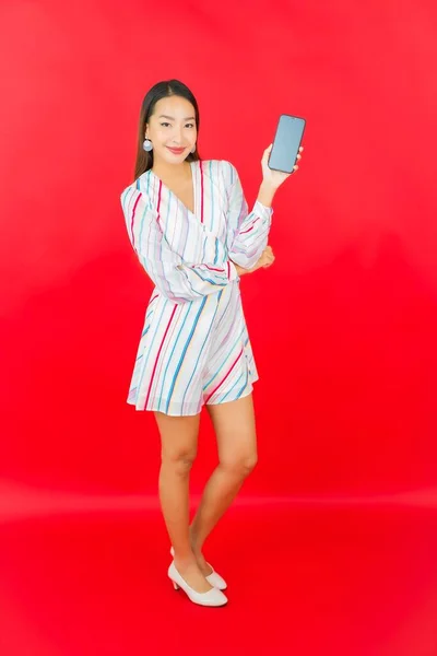 Ritratto Bella Giovane Donna Asiatica Con Smart Cellulare Sfondo Colore — Foto Stock