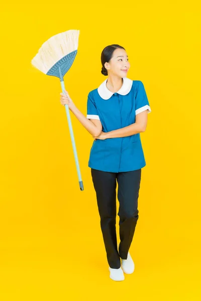 Portret Mooie Jonge Aziatische Vrouw Meid Huishouding Glimlach Met Actie — Stockfoto