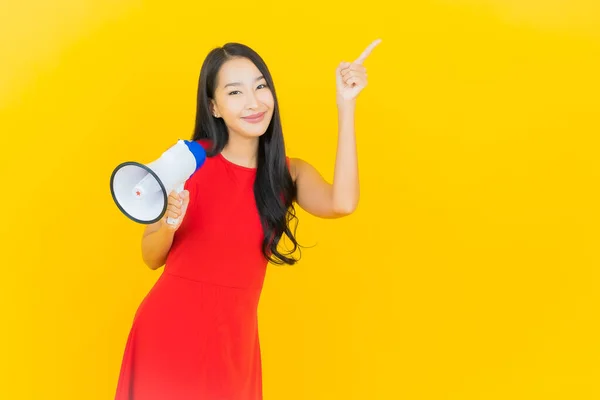 Portret Mooie Jonge Aziatische Vrouw Glimlach Met Megafoon Gele Kleur — Stockfoto