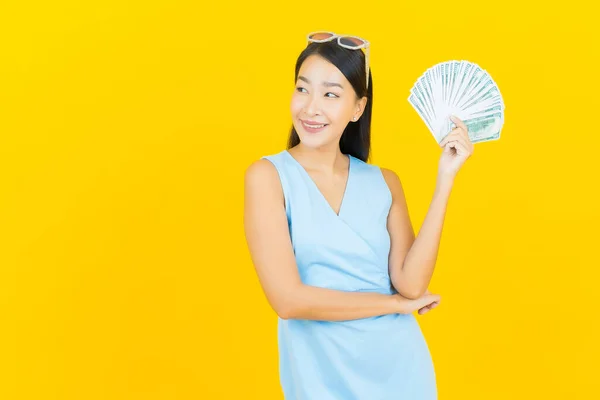 Retrato Hermosa Joven Asiática Mujer Sonrisa Con Montón Dinero Efectivo — Foto de Stock