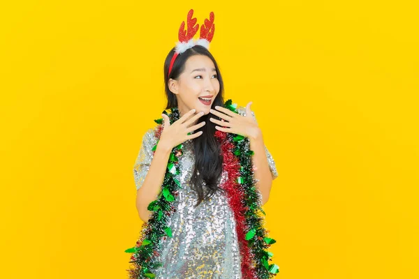 Portret Mooie Jonge Aziatische Vrouw Dragen Kerst Outfit Gele Achtergrond — Stockfoto
