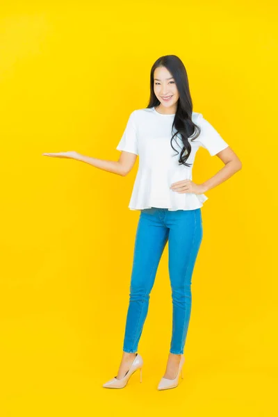 Portrett Vakker Ung Asiatisk Kvinne Smiler Med Handling Gul Bakgrunn – stockfoto