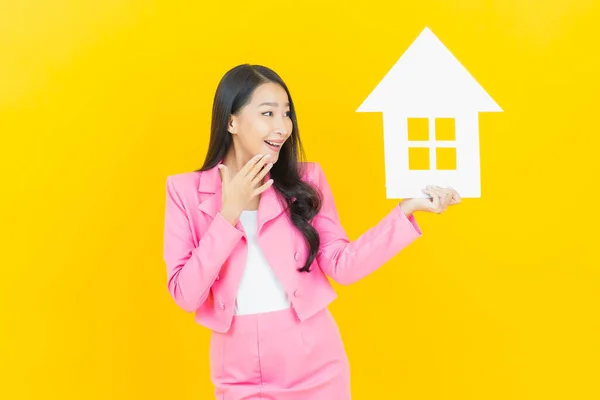 Ritratto Bella Giovane Donna Asiatica Con Casa Casa Segno Carta — Foto Stock