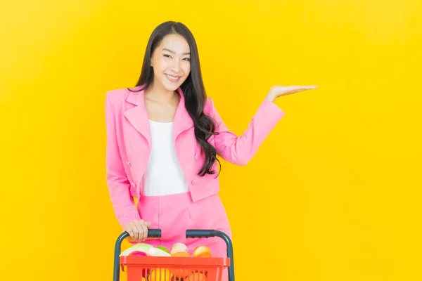 Retrato Hermosa Joven Asiática Mujer Sonrisa Con Cesta Supermercado Color —  Fotos de Stock