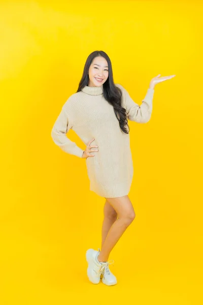 Портрет Красивая Молодая Азиатская Женщина Улыбка Действием Цветном Фоне — стоковое фото