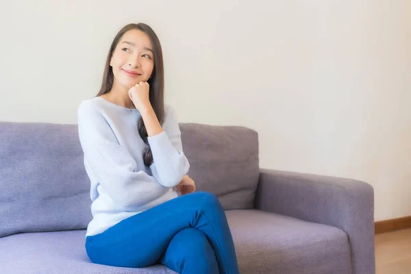 Porträt Schöne Junge Asiatische Frau Entspannen Lächeln Auf Sofa Wohnzimmer — Stockfoto