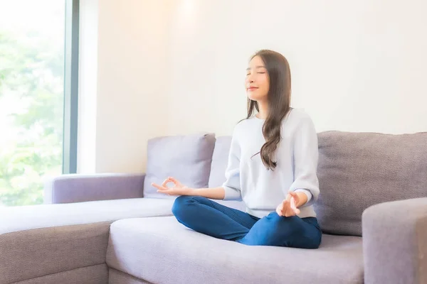 Porträt Schöne Junge Asiatische Frau Meditation Auf Sofa Wohnzimmer Interieur — Stockfoto