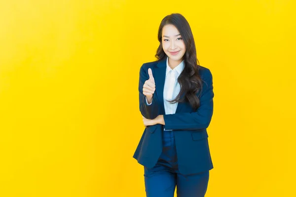 Retrato Hermosa Joven Asiática Mujer Sonrisa Con Acción Color Fondo — Foto de Stock