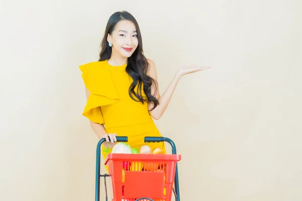 Retrato Bonito Jovem Asiático Mulher Sorriso Com Mercearia Cesta Supermercado — Fotografia de Stock