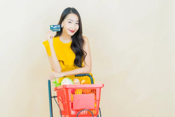 Retrato Hermosa Joven Asiática Mujer Sonrisa Con Cesta Supermercado Color —  Fotos de Stock