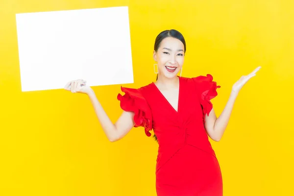 亚洲年轻貌美的女子 背景是空白的白色广告牌 — 图库照片