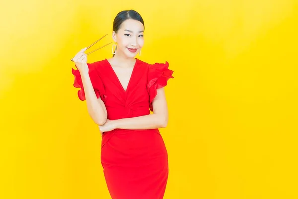 Portret Mooie Jonge Aziatische Vrouw Met Eetstokjes Kleur Achtergrond — Stockfoto