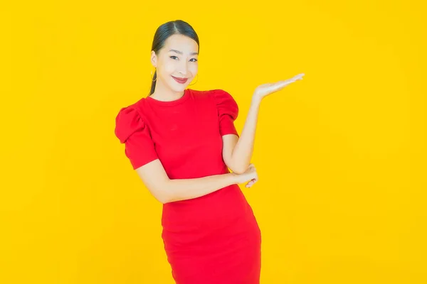 Retrato Bonito Jovem Asiático Mulher Sorriso Com Ação Cor Fundo — Fotografia de Stock