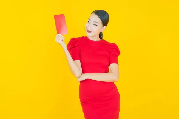 Retrato Bela Jovem Mulher Asiática Com Envelope Vermelho Sobre Fundo — Fotografia de Stock