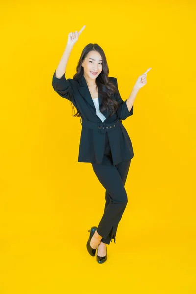 Portret Mooie Jonge Aziatische Vrouw Glimlach Met Actie Kleur Achtergrond — Stockfoto