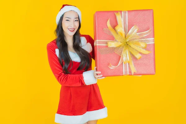 Ritratto Bella Giovane Donna Asiatica Indossare Costume Natale Con Scatola — Foto Stock