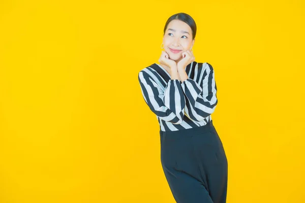 Portret Mooie Jonge Aziatische Vrouw Glimlach Met Actie Kleur Achtergrond — Stockfoto