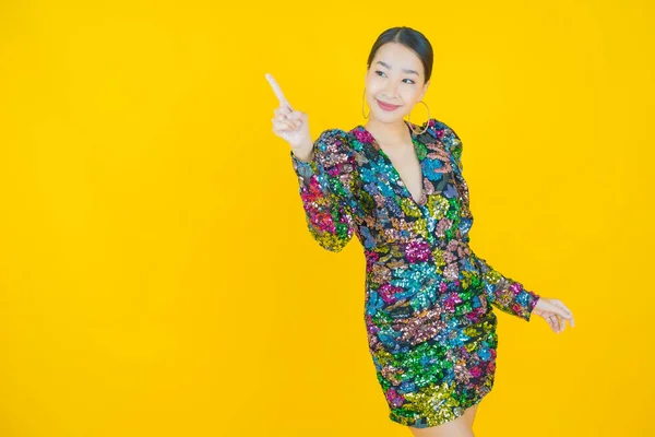 Retrato Hermosa Joven Asiática Mujer Sonrisa Con Acción Color Fondo — Foto de Stock