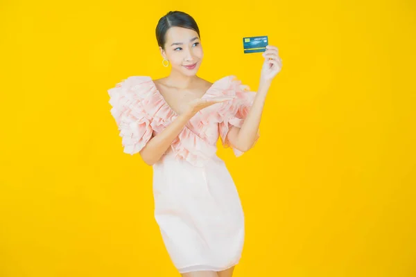 Πορτρέτο Όμορφη Νεαρή Ασιατική Γυναίκα Χαμόγελο Πιστωτική Κάρτα Στο Φόντο — Φωτογραφία Αρχείου