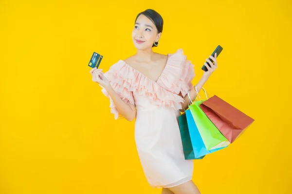 아름다운 아시아 여성의 초상화 배경에 쇼핑백을 미소짓는 — 스톡 사진