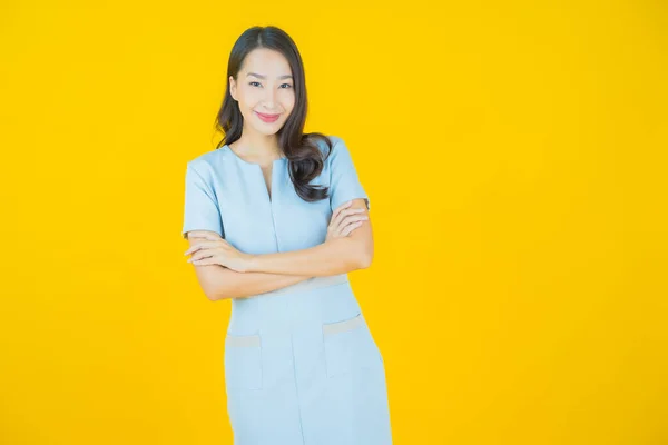 Portret Mooie Jonge Aziatische Vrouw Glimlach Met Actie Kleur Achtergrond — Stockfoto